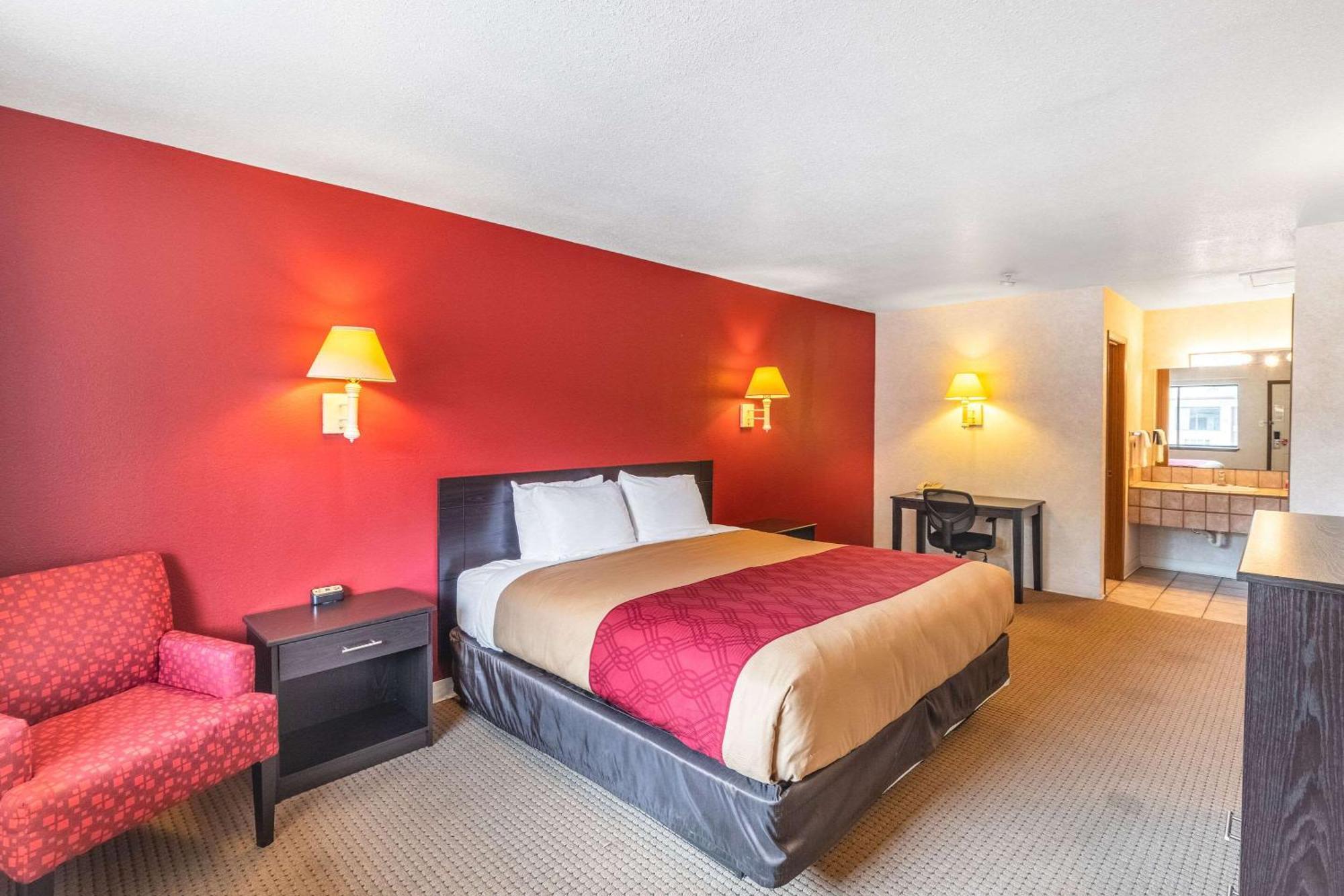 Econo Lodge *