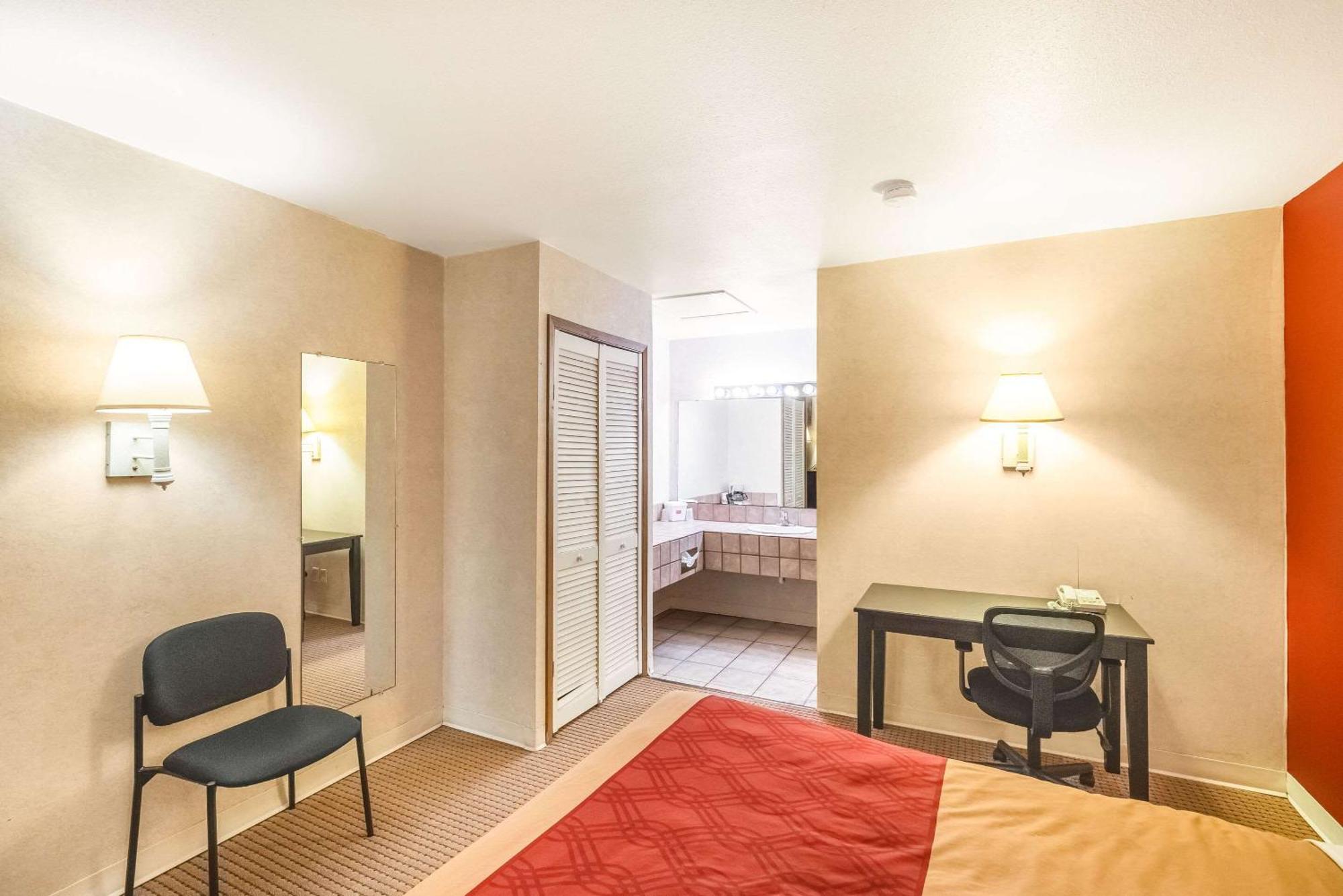 Econo Lodge *
